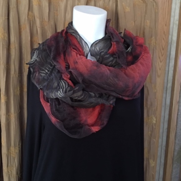 NWOT STUNNING RUFFLED SCARF - Picture 1 of 4